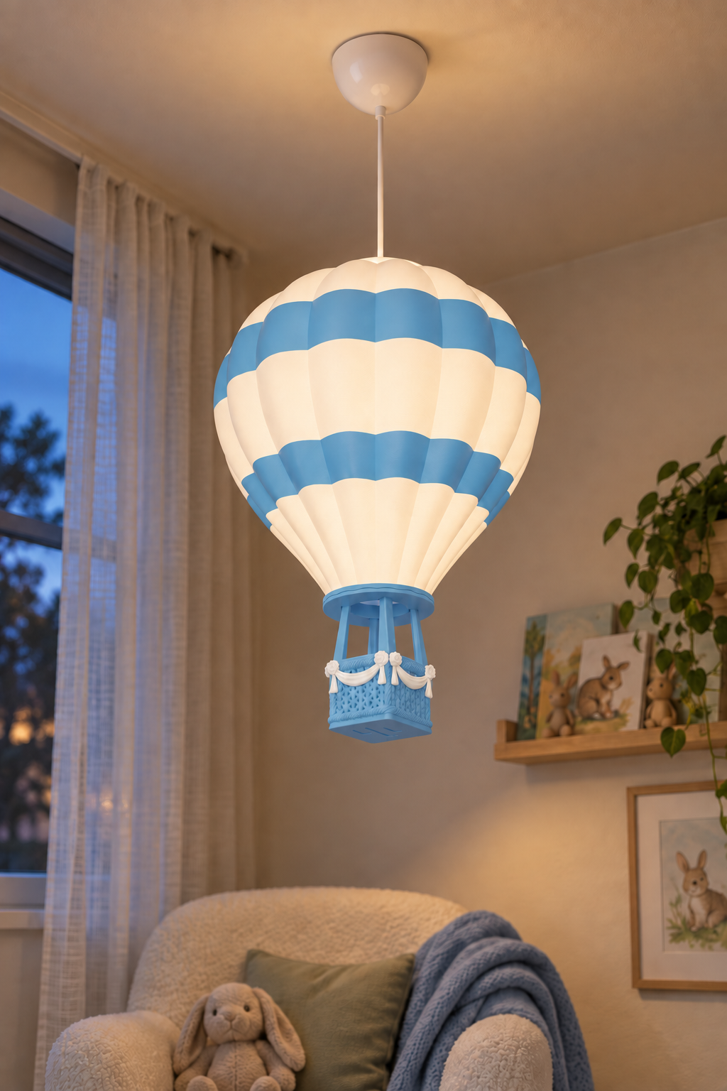 Bebe Mavisi Sıcak Hava Balonu Avize akşam okuma köşesinde yanarken
