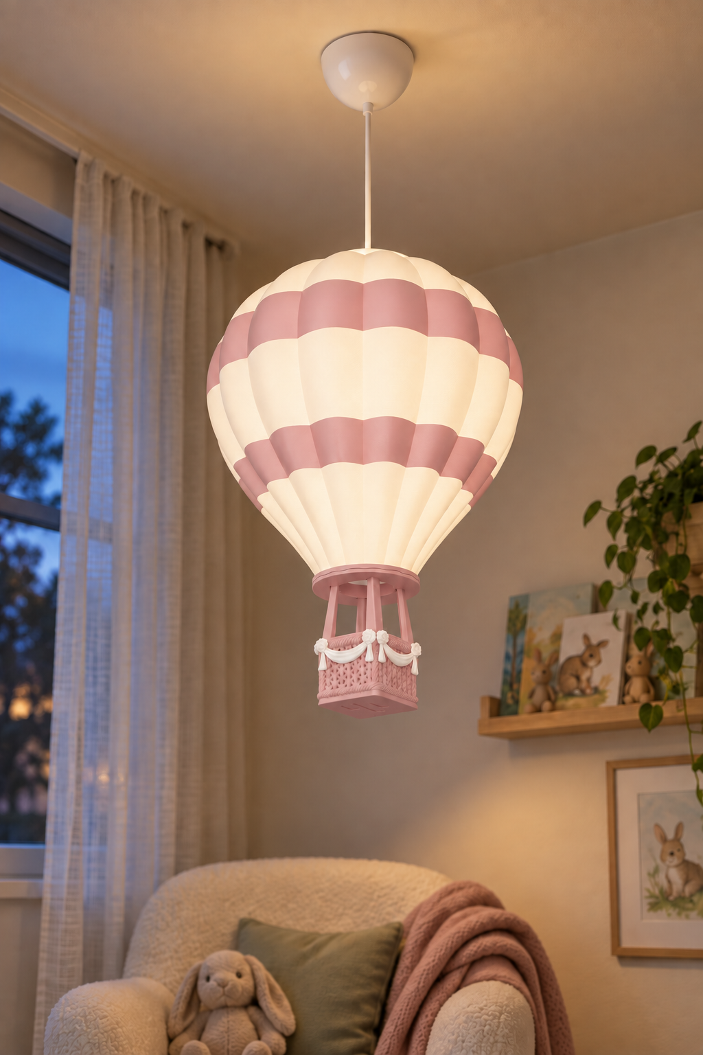Pudra Pembe Sıcak Hava Balonu Avize akşam okuma köşesinde yanarken