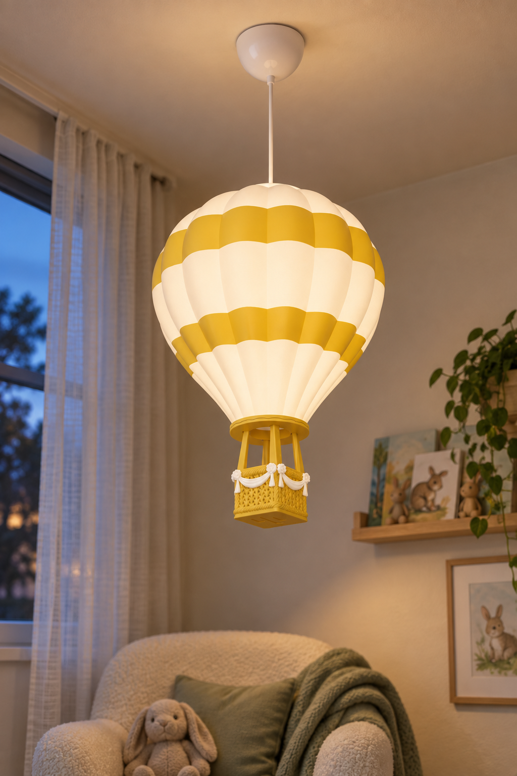 Sarı Sıcak Hava Balonu Avize akşam okuma köşesinde yanarken