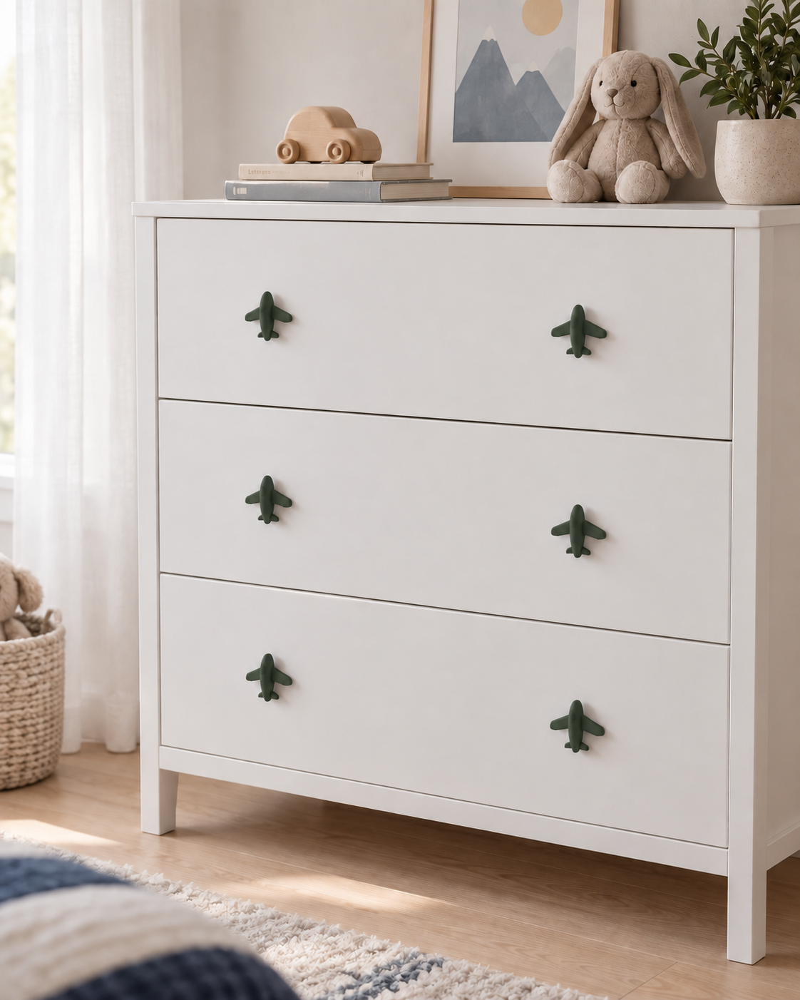Zeytin Yeşili uçak dolap ve çekmece kulpu — beyaz şifonyer üzerinde kullanım